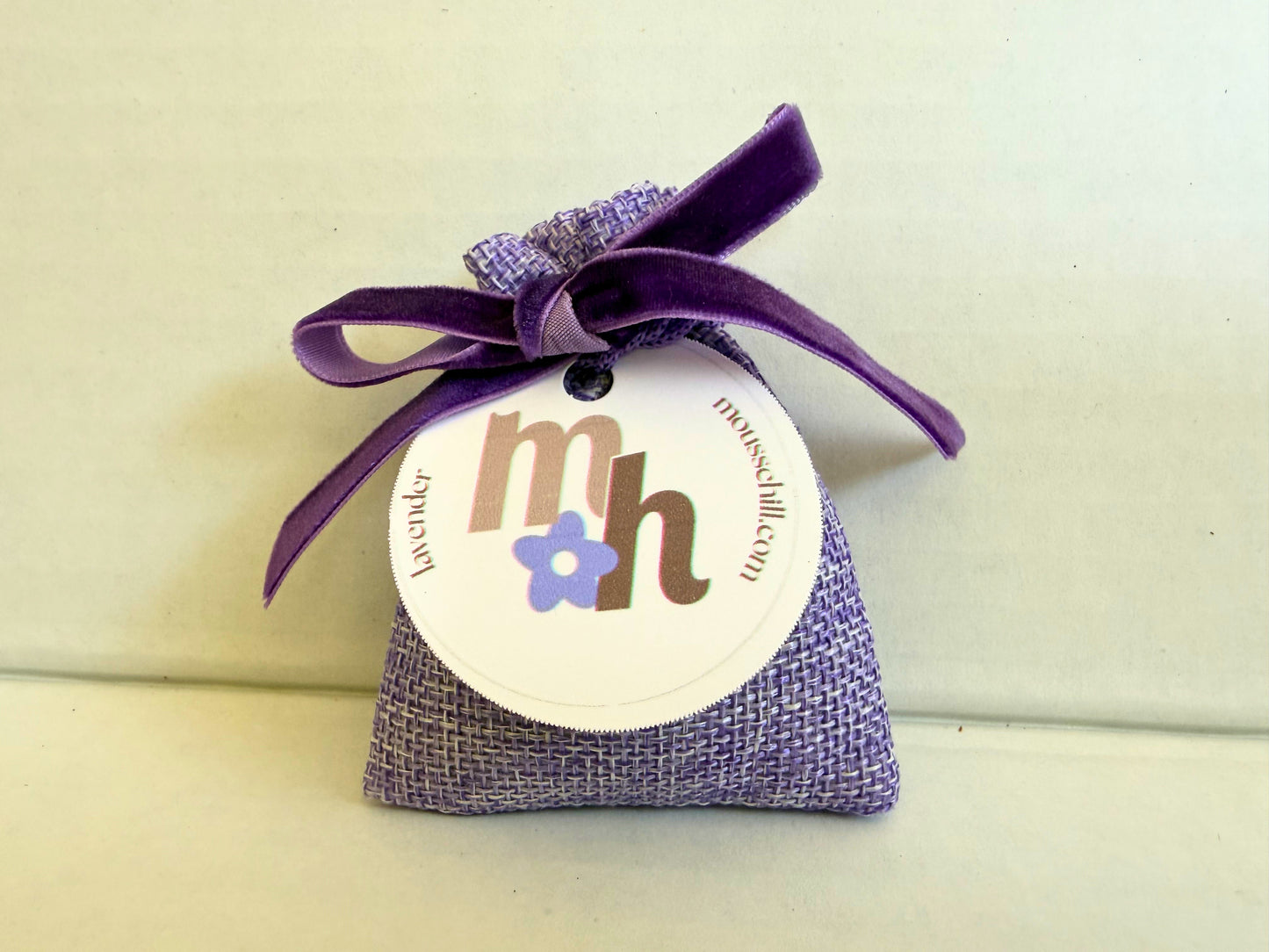 Lavender sachet in purple linen-look back with velvet ribbon